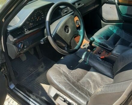 Черный Мерседес 200, объемом двигателя 2 л и пробегом 320 тыс. км за 2399 $, фото 5 на Automoto.ua