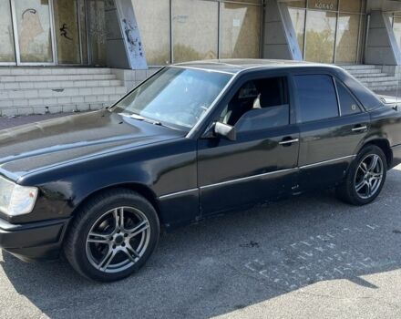 Черный Мерседес 200, объемом двигателя 2 л и пробегом 350 тыс. км за 2000 $, фото 2 на Automoto.ua