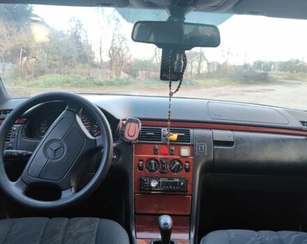 Черный Мерседес 200, объемом двигателя 2 л и пробегом 325 тыс. км за 1950 $, фото 6 на Automoto.ua