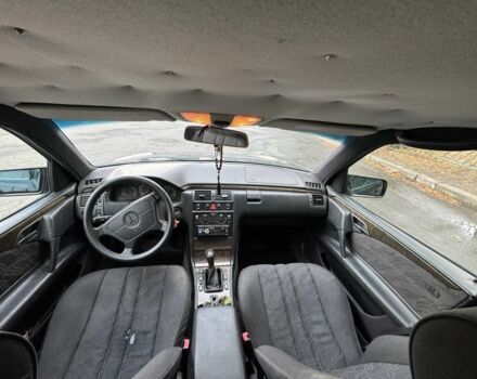 Чорний Мерседес 200, об'ємом двигуна 2 л та пробігом 346 тис. км за 2000 $, фото 7 на Automoto.ua