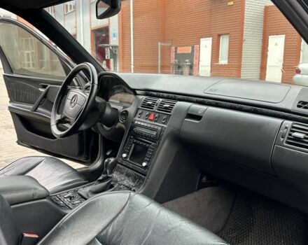 Черный Мерседес 200, объемом двигателя 2 л и пробегом 3 тыс. км за 5000 $, фото 9 на Automoto.ua