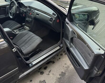 Чорний Мерседес 200, об'ємом двигуна 2 л та пробігом 346 тис. км за 2000 $, фото 4 на Automoto.ua