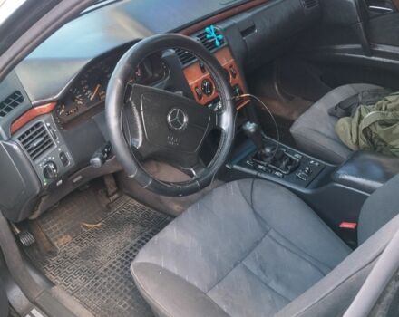 Черный Мерседес 200, объемом двигателя 2 л и пробегом 330 тыс. км за 2500 $, фото 7 на Automoto.ua