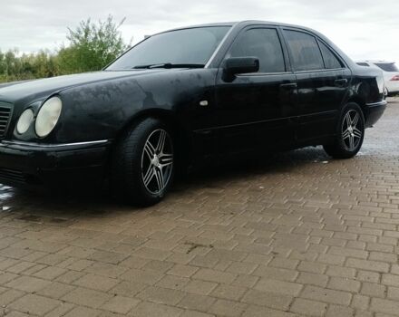 Черный Мерседес 200, объемом двигателя 2 л и пробегом 330 тыс. км за 2500 $, фото 2 на Automoto.ua