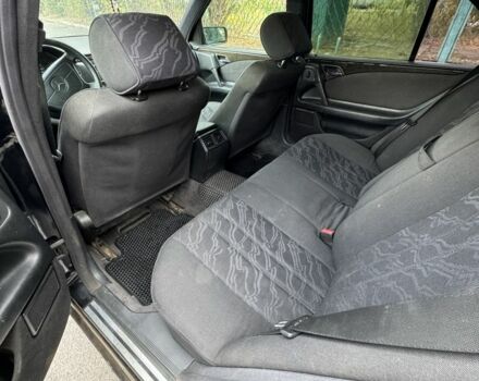 Чорний Мерседес 200, об'ємом двигуна 2 л та пробігом 346 тис. км за 2000 $, фото 6 на Automoto.ua