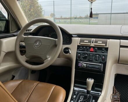 Черный Мерседес 200, объемом двигателя 2 л и пробегом 310 тыс. км за 5200 $, фото 5 на Automoto.ua