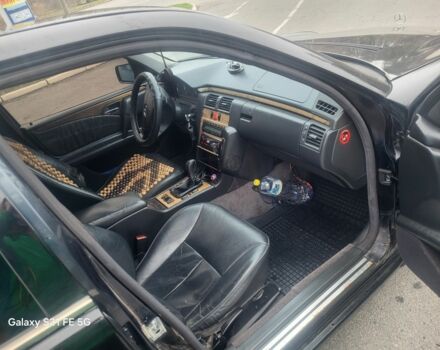 Черный Мерседес 200, объемом двигателя 2 л и пробегом 400 тыс. км за 2499 $, фото 6 на Automoto.ua