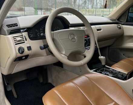 Черный Мерседес 200, объемом двигателя 2 л и пробегом 310 тыс. км за 5200 $, фото 3 на Automoto.ua