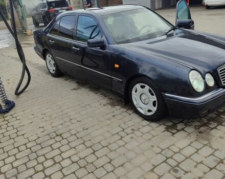 Черный Мерседес 200, объемом двигателя 2.2 л и пробегом 370 тыс. км за 2750 $, фото 2 на Automoto.ua