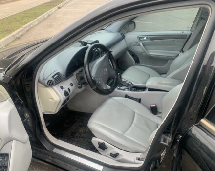 Черный Мерседес 200, объемом двигателя 2 л и пробегом 350 тыс. км за 3900 $, фото 2 на Automoto.ua