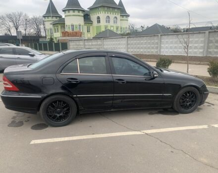 Черный Мерседес 200, объемом двигателя 2 л и пробегом 350 тыс. км за 3900 $, фото 5 на Automoto.ua