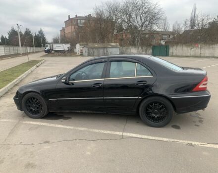 Черный Мерседес 200, объемом двигателя 2 л и пробегом 350 тыс. км за 3900 $, фото 4 на Automoto.ua