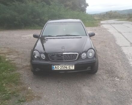 Чорний Мерседес 200, об'ємом двигуна 2 л та пробігом 385 тис. км за 3900 $, фото 1 на Automoto.ua