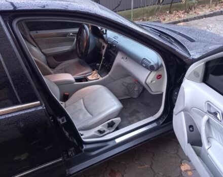 Чорний Мерседес 200, об'ємом двигуна 2 л та пробігом 385 тис. км за 3900 $, фото 5 на Automoto.ua