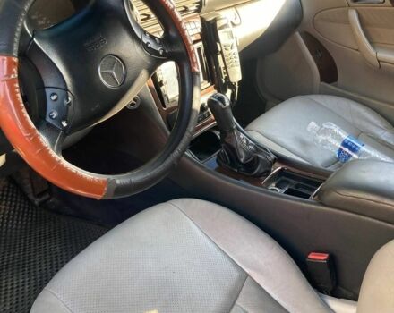 Черный Мерседес 200, объемом двигателя 2.2 л и пробегом 250 тыс. км за 3800 $, фото 5 на Automoto.ua