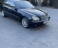 Черный Мерседес 200, объемом двигателя 2 л и пробегом 470 тыс. км за 3695 $, фото 1 на Automoto.ua