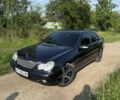 Черный Мерседес 200, объемом двигателя 2 л и пробегом 178 тыс. км за 3900 $, фото 1 на Automoto.ua