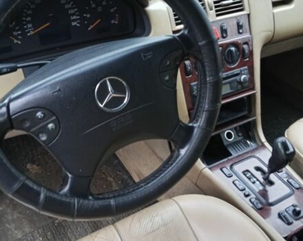 Черный Мерседес 200, объемом двигателя 2.1 л и пробегом 400 тыс. км за 1800 $, фото 6 на Automoto.ua