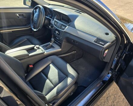 Чорний Мерседес 200, об'ємом двигуна 2.1 л та пробігом 309 тис. км за 9900 $, фото 7 на Automoto.ua