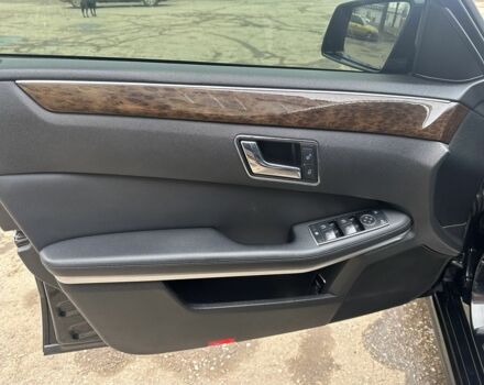 Черный Мерседес 200, объемом двигателя 2.1 л и пробегом 226 тыс. км за 13000 $, фото 8 на Automoto.ua