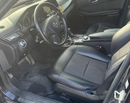 Черный Мерседес 200, объемом двигателя 2.2 л и пробегом 267 тыс. км за 14005 $, фото 5 на Automoto.ua