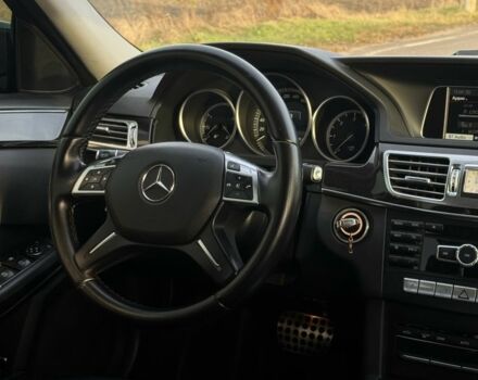 Черный Мерседес 200, объемом двигателя 2.1 л и пробегом 320 тыс. км за 13900 $, фото 2 на Automoto.ua