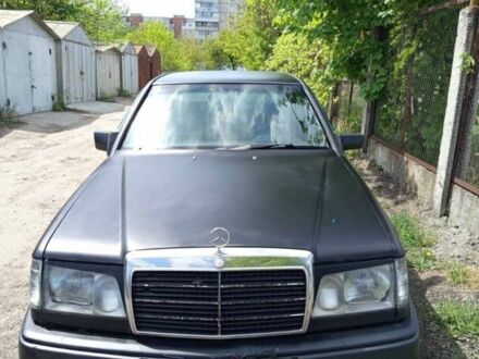 Мерседес 200 1986 в Черкассах на Automoto.ua Черный Мерседес 200, объемом двигателя 2 л и пробегом 3 тыс. км за 2000 $, фото 1 на Automoto.ua