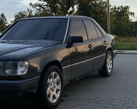 Чорний Мерседес 200, об'ємом двигуна 2 л та пробігом 1000 тис. км за 1750 $, фото 1 на Automoto.ua