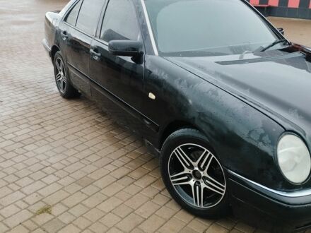 Черный Мерседес 200, объемом двигателя 2 л и пробегом 330 тыс. км за 2500 $, фото 1 на Automoto.ua