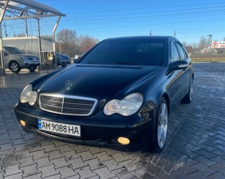Черный Мерседес 200, объемом двигателя 2.1 л и пробегом 300 тыс. км за 4950 $, фото 1 на Automoto.ua