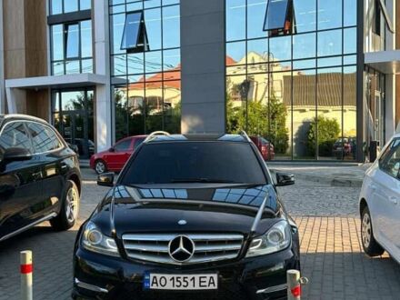 Черный Мерседес 200, объемом двигателя 2.1 л и пробегом 299 тыс. км за 10350 $, фото 1 на Automoto.ua