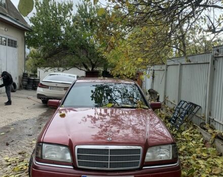 Красный Мерседес 200, объемом двигателя 2.5 л и пробегом 3 тыс. км за 3000 $, фото 1 на Automoto.ua