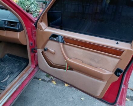 Красный Мерседес 200, объемом двигателя 2 л и пробегом 343 тыс. км за 2000 $, фото 5 на Automoto.ua