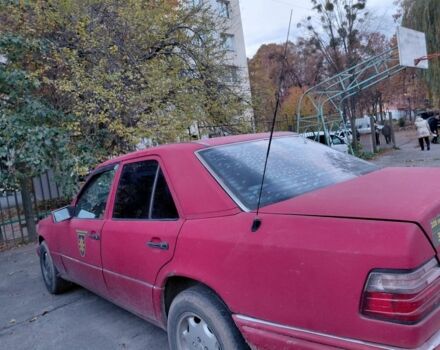 Красный Мерседес 200, объемом двигателя 2 л и пробегом 343 тыс. км за 2000 $, фото 1 на Automoto.ua