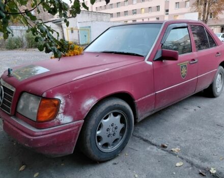 Красный Мерседес 200, объемом двигателя 2 л и пробегом 343 тыс. км за 2000 $, фото 2 на Automoto.ua