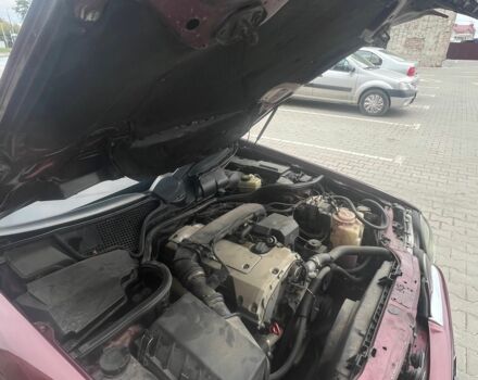 Красный Мерседес 200, объемом двигателя 2 л и пробегом 386 тыс. км за 3400 $, фото 13 на Automoto.ua