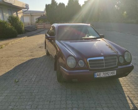 Красный Мерседес 200, объемом двигателя 2 л и пробегом 526 тыс. км за 4500 $, фото 3 на Automoto.ua