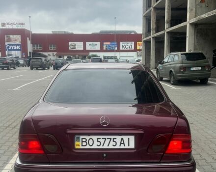 Красный Мерседес 200, объемом двигателя 2 л и пробегом 386 тыс. км за 3400 $, фото 2 на Automoto.ua