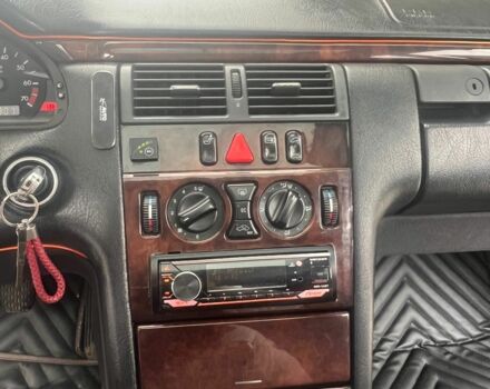 Красный Мерседес 200, объемом двигателя 2 л и пробегом 386 тыс. км за 3400 $, фото 7 на Automoto.ua