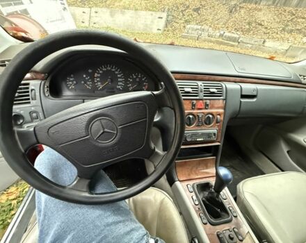 Мерседес 200 1998 у Каневе на Automoto.ua Червоний Мерседес 200, об'ємом двигуна 0 л та пробігом 100 тис. км за 2000 $, фото 6 на Automoto.ua