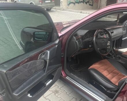 Красный Мерседес 200, объемом двигателя 2 л и пробегом 386 тыс. км за 3400 $, фото 14 на Automoto.ua