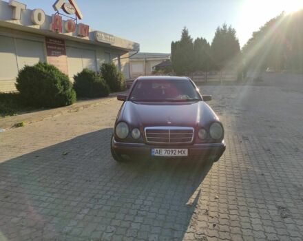 Красный Мерседес 200, объемом двигателя 2 л и пробегом 526 тыс. км за 4500 $, фото 2 на Automoto.ua