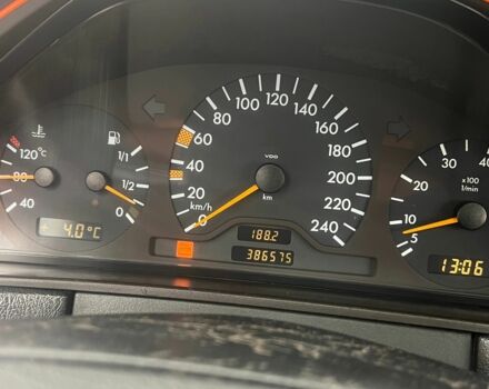 Красный Мерседес 200, объемом двигателя 2 л и пробегом 386 тыс. км за 3400 $, фото 6 на Automoto.ua