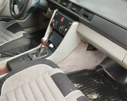 Красный Мерседес 200, объемом двигателя 2.3 л и пробегом 460 тыс. км за 1500 $, фото 6 на Automoto.ua