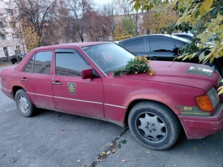 Красный Мерседес 200, объемом двигателя 2 л и пробегом 343 тыс. км за 2000 $, фото 1 на Automoto.ua