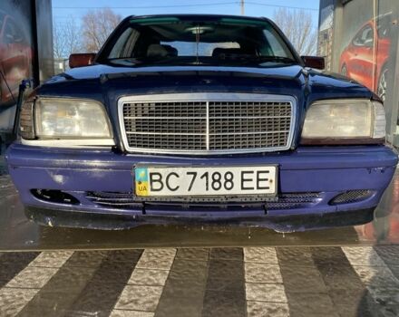 Красный Мерседес 200, объемом двигателя 1.8 л и пробегом 400 тыс. км за 750 $, фото 1 на Automoto.ua