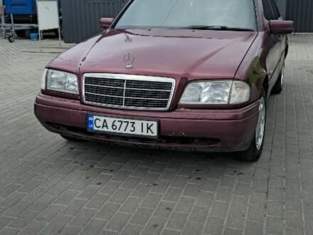 Мерседес 200 1997 в Черкассах на Automoto.ua Красный Мерседес 200, объемом двигателя 2 л и пробегом 500 тыс. км за 2400 $, фото 1 на Automoto.ua