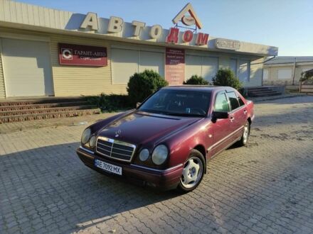 Красный Мерседес 200, объемом двигателя 2 л и пробегом 526 тыс. км за 3950 $, фото 1 на Automoto.ua