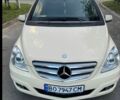 Желтый Мерседес 200, объемом двигателя 2 л и пробегом 230 тыс. км за 7233 $, фото 1 на Automoto.ua