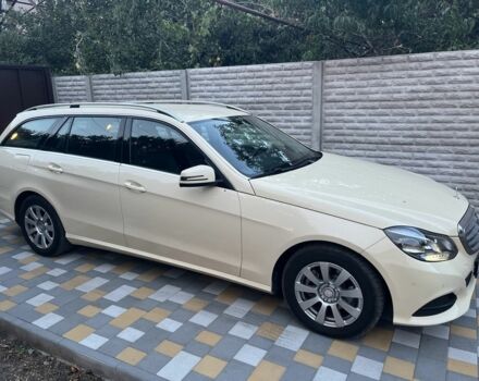 Желтый Мерседес 200, объемом двигателя 2.1 л и пробегом 270 тыс. км за 12900 $, фото 1 на Automoto.ua